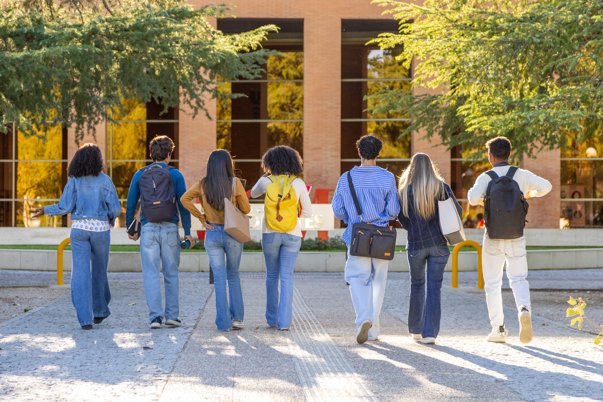 Estudiantes caminando en campus
