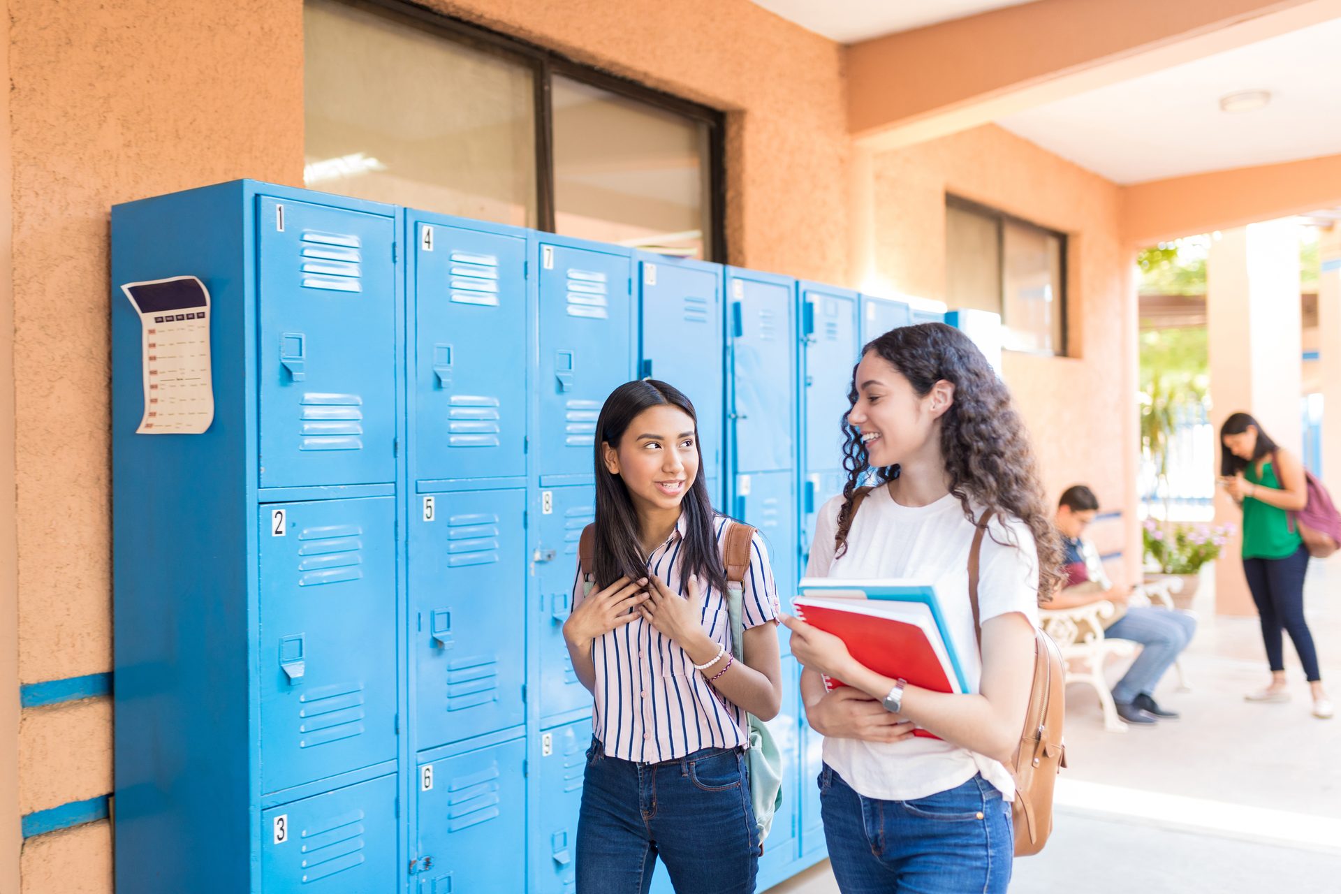 Estudiantes en pasillos escolares