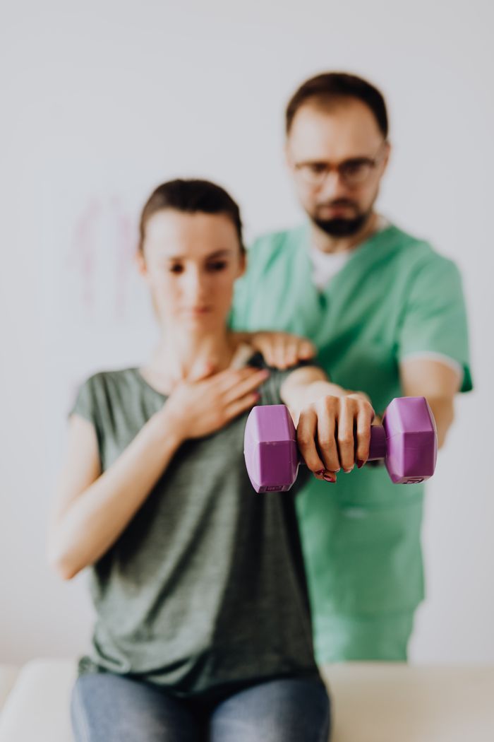 Terapia cardiopulmonar — ejercicio guiado con mancuernas