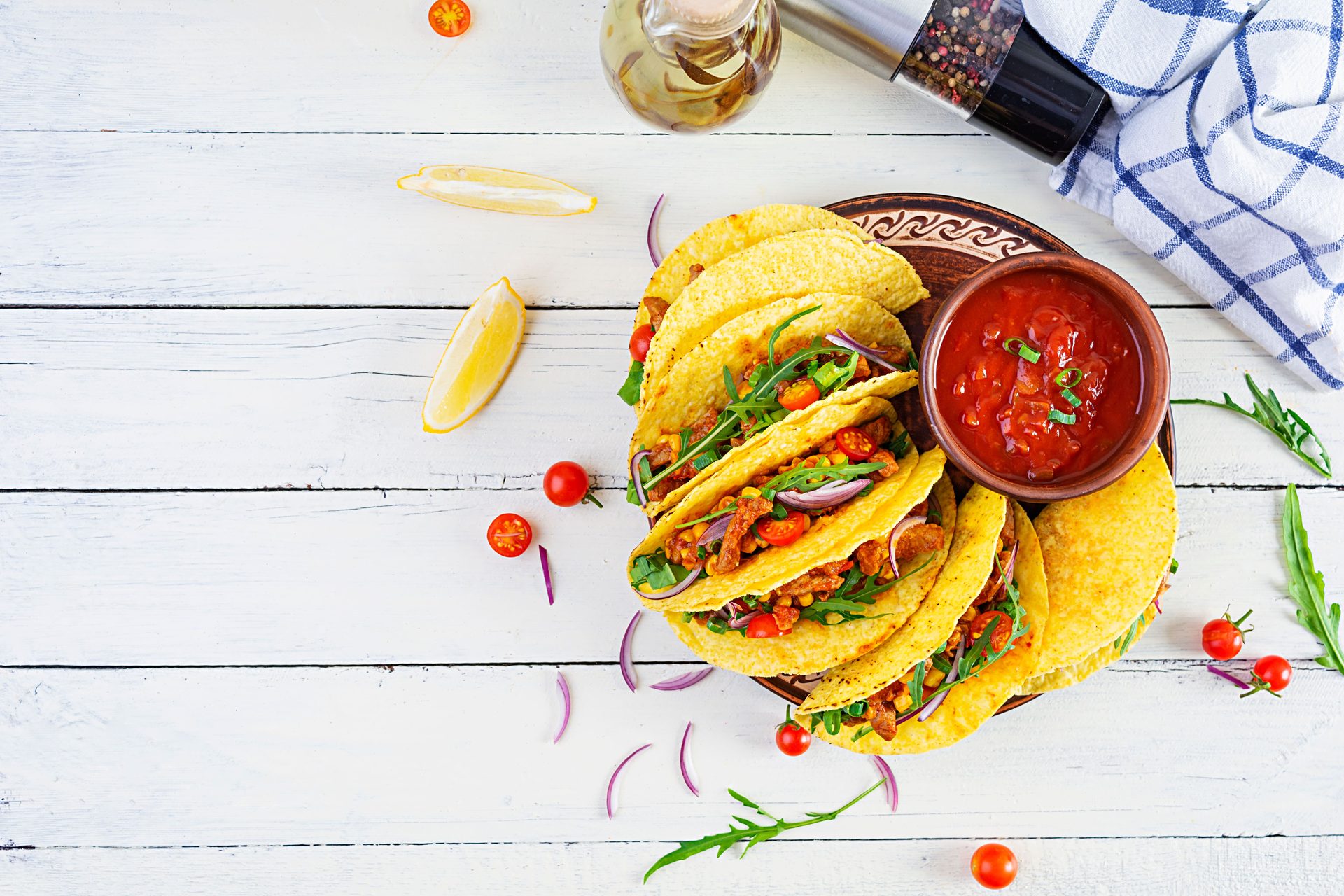 Tacos al pastor con verduras frescas y salsa Los Tarascos