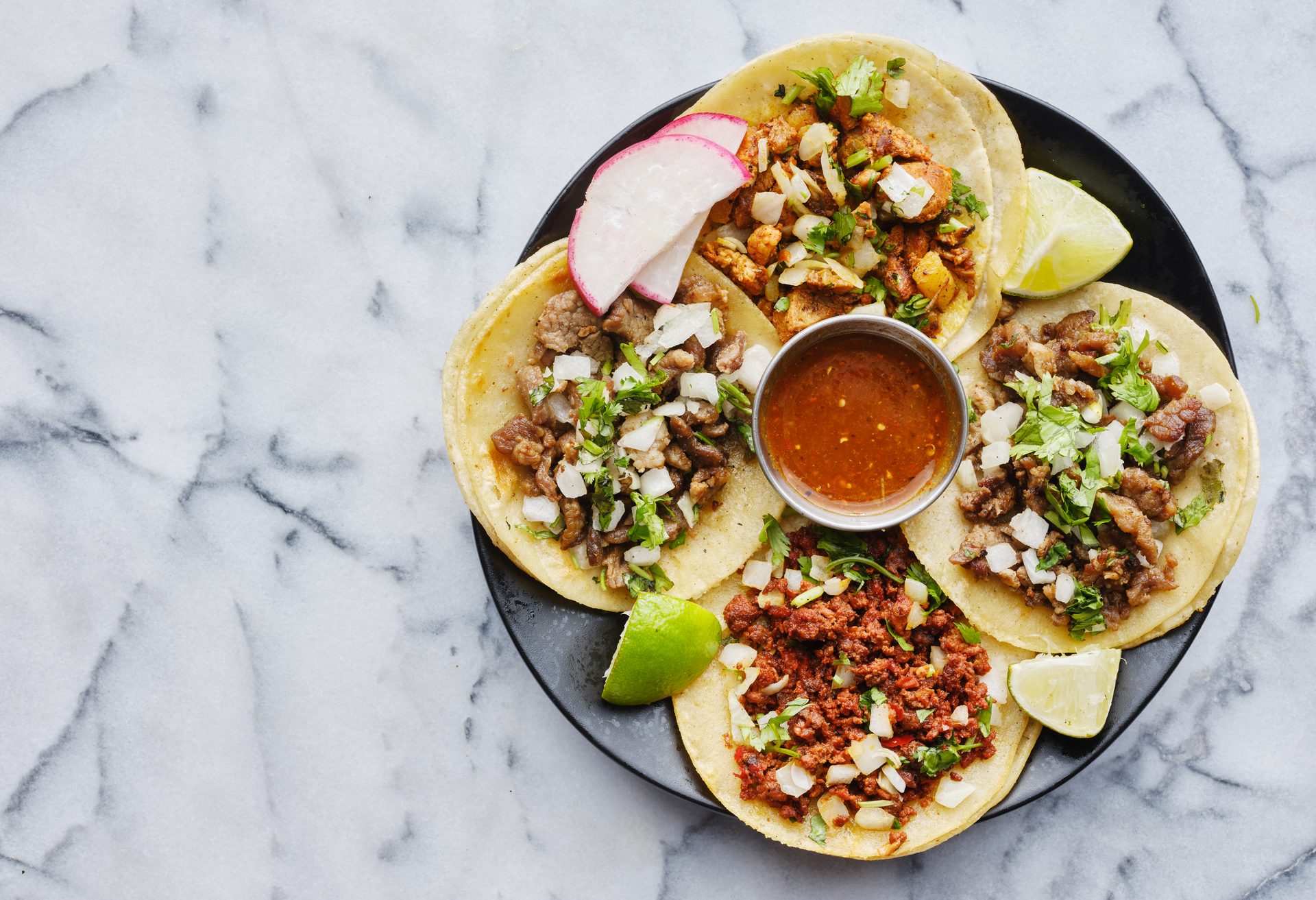Plato de tacos mexicanos de calle Los Tarascos